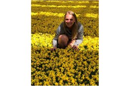 Noordwijkerhoutse Femke de Jager bezorgt 200 inwoners een bloemetje