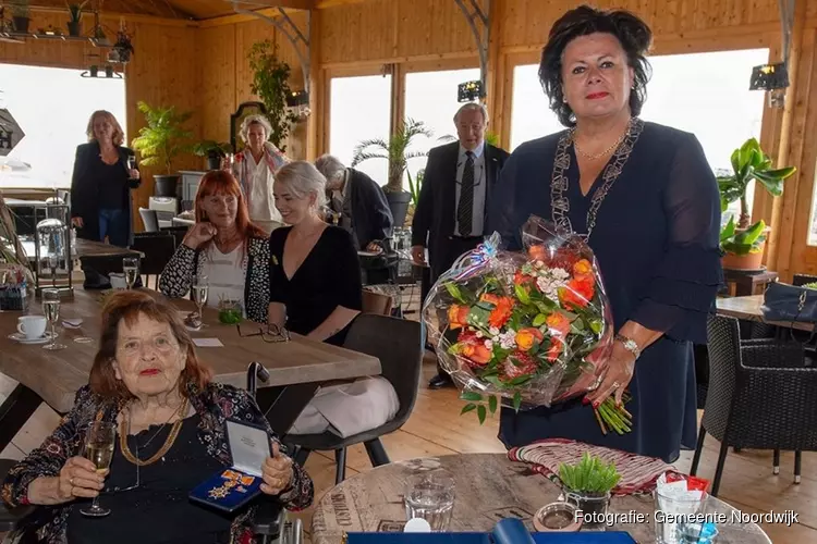 Koninklijke onderscheiding voor Maja van Hall-Blom