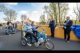 Nieuwe fietsbrug over Haarlemmertrekvaart geopend