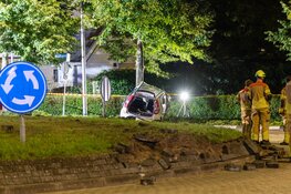 Auto crasht tegen boom in Noordwijkerhout, bestuurder zwaargewond