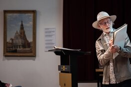 Eerste editie Kaaskrant uitgereikt aan wethouder Jan Hoekzema